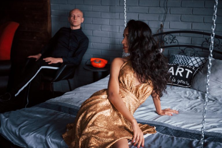 Felnőtteknek szóló társasjáték – romantikus hangulatban játszó pár, gyertyafényes est